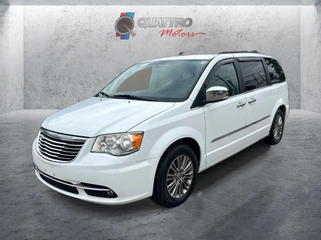 2013 CHRYSLER Town and Country