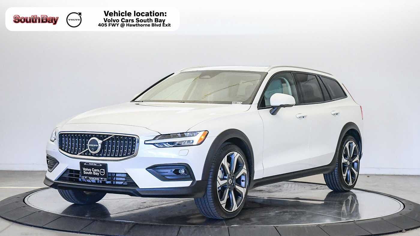 2025 VOLVO V60CC