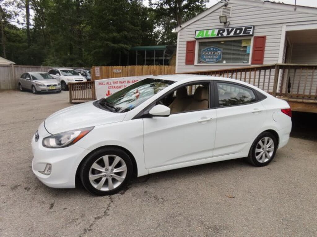 2013 HYUNDAI Accent