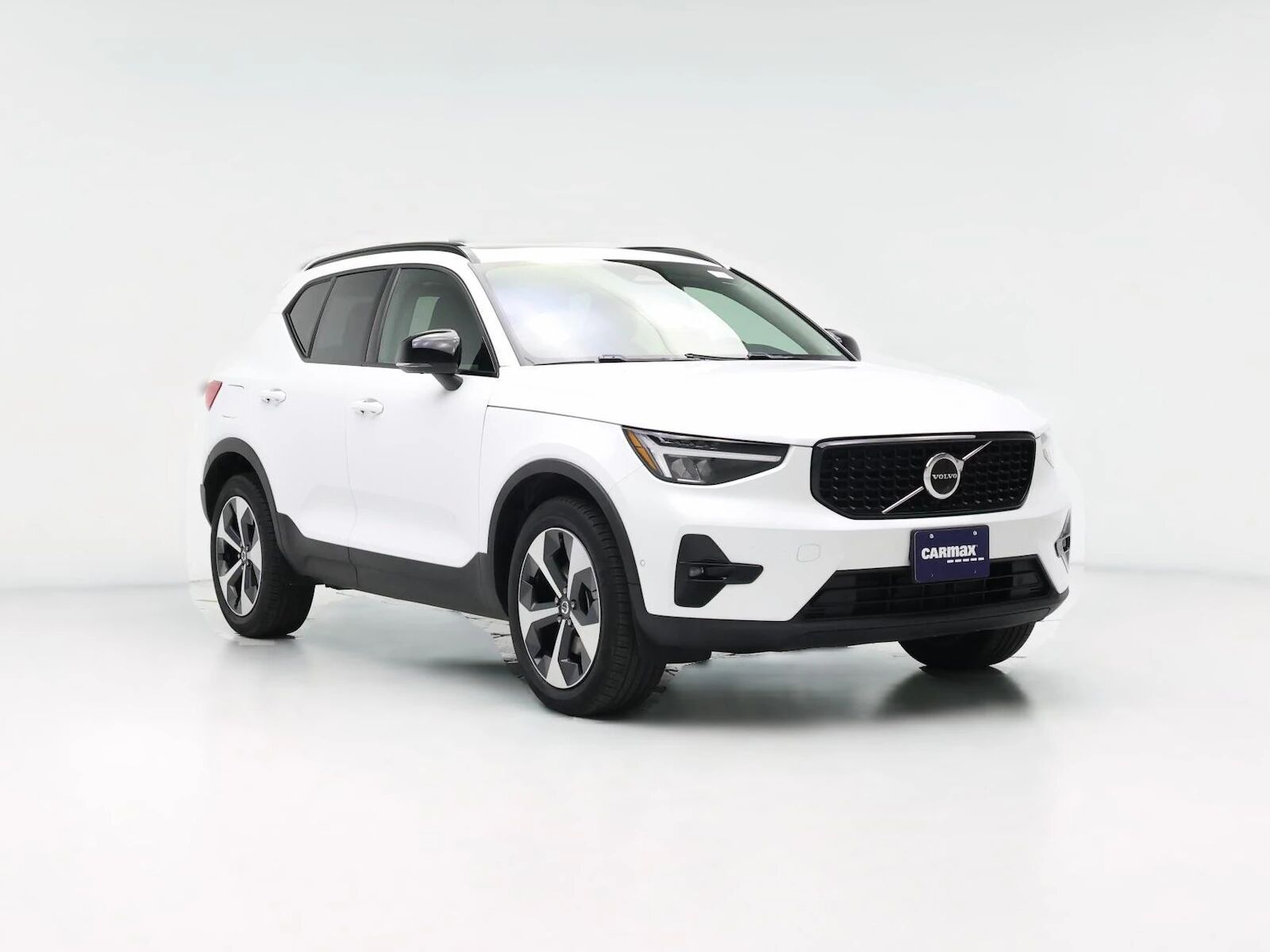 2023 VOLVO XC40