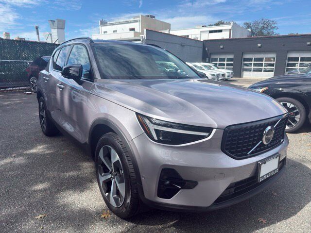 2026 VOLVO XC40