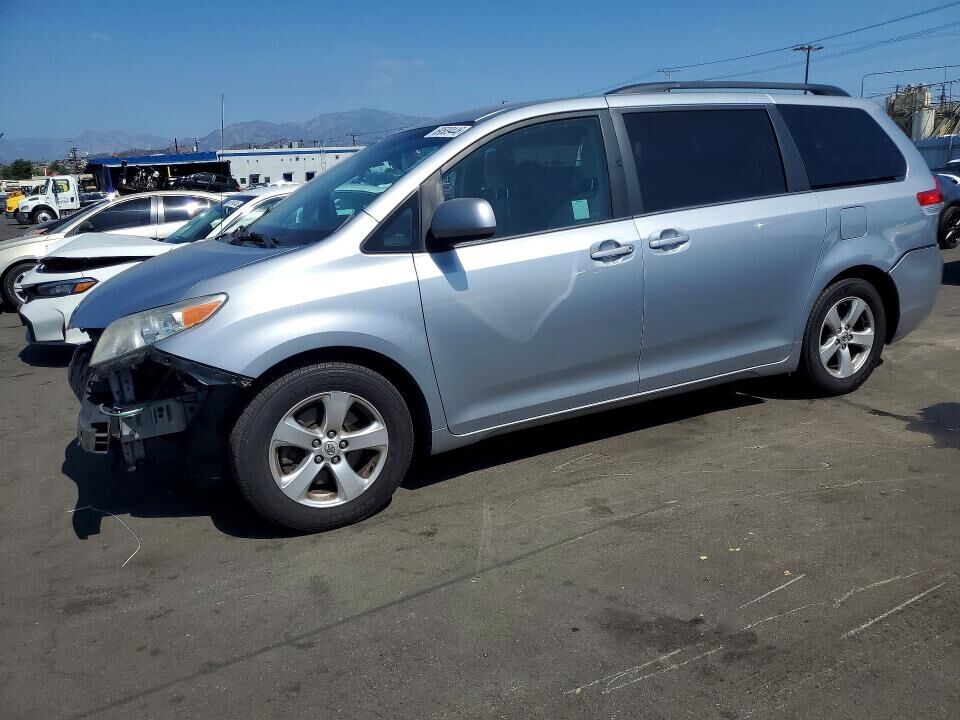 2014 TOYOTA Sienna
