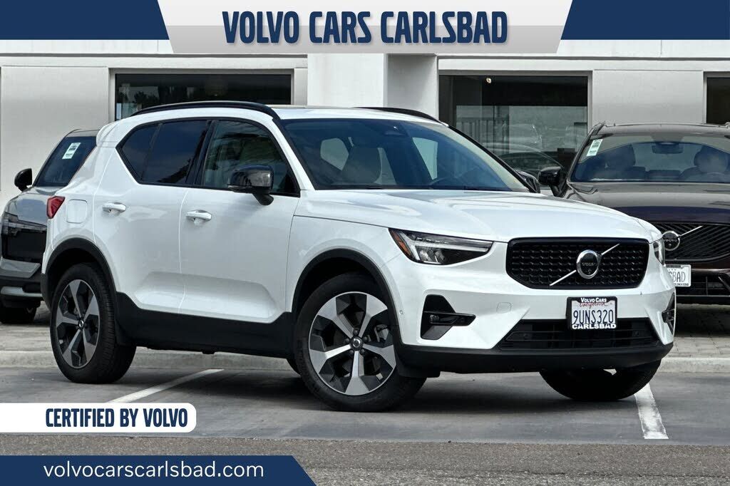 2025 VOLVO XC40