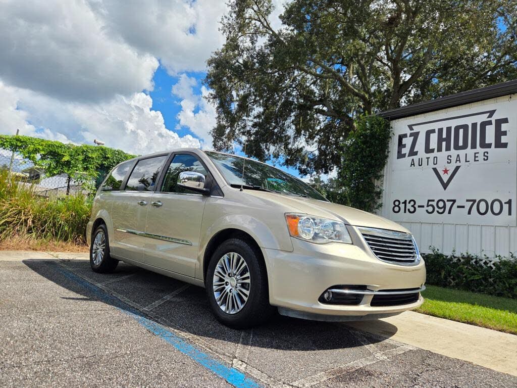 2013 CHRYSLER Town and Country