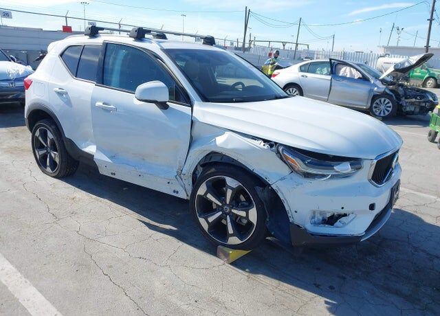 2019 VOLVO XC40