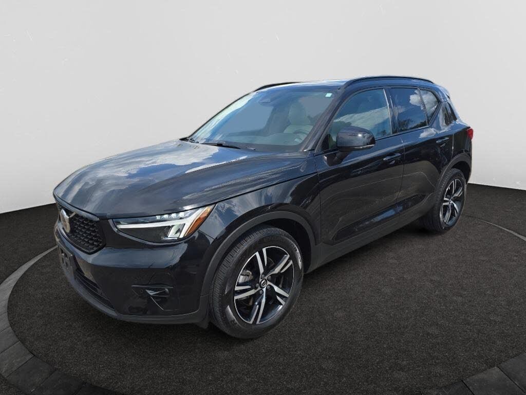 2023 VOLVO XC40