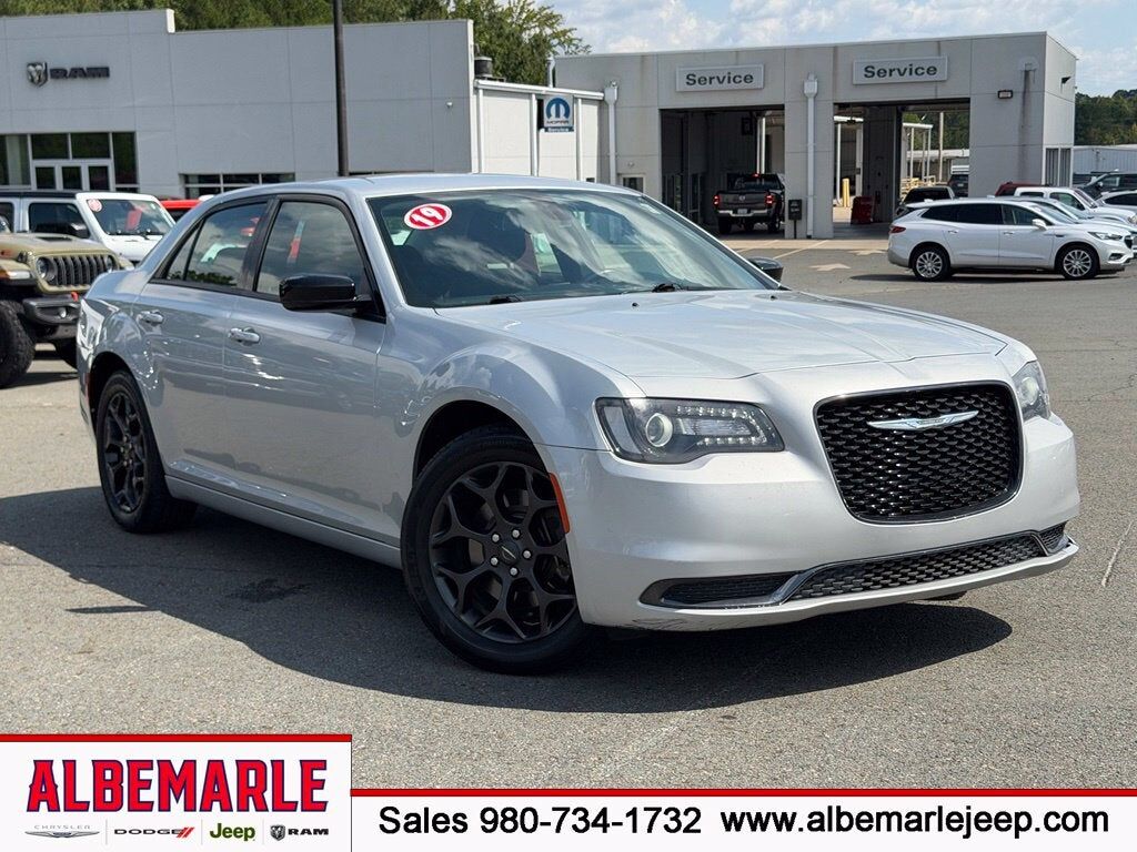 2019 CHRYSLER 300