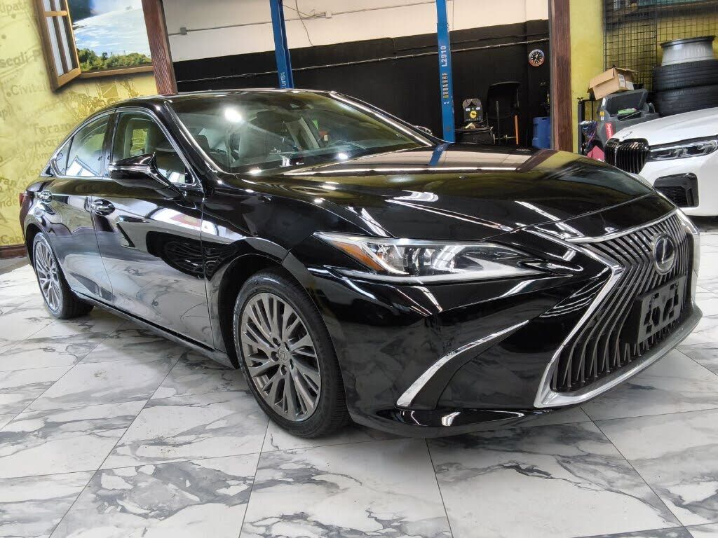 2019 LEXUS ES