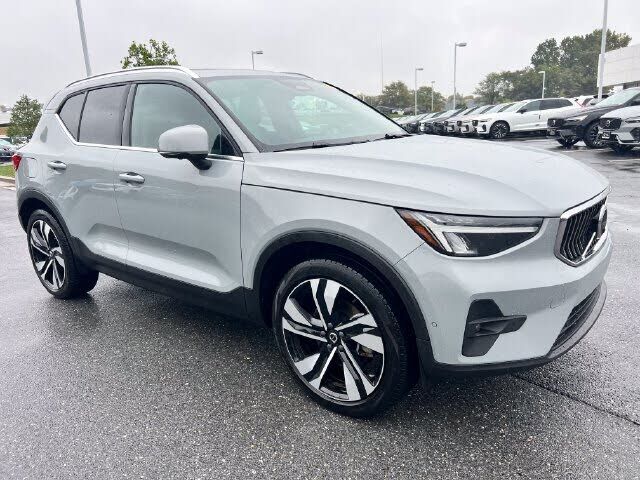 2024 VOLVO XC40