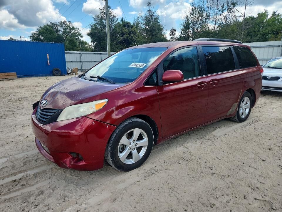 2011 TOYOTA Sienna