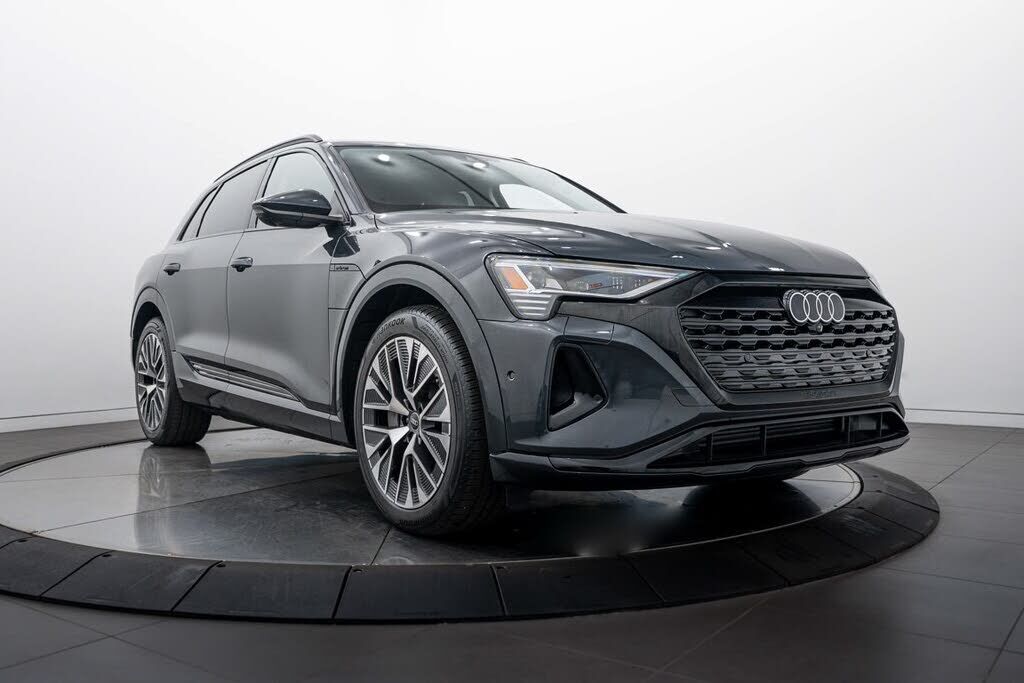 2024 AUDI Q8
