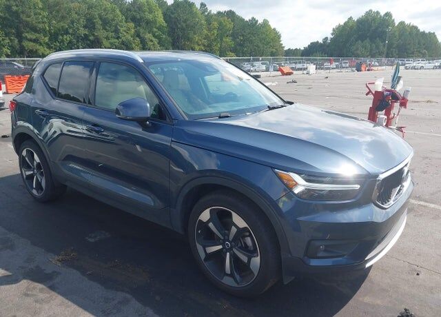 2022 VOLVO XC40