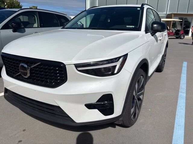 2023 VOLVO XC40