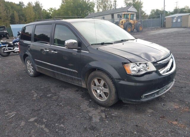 2012 CHRYSLER Town and Country