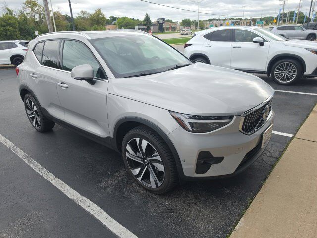 2025 VOLVO XC40