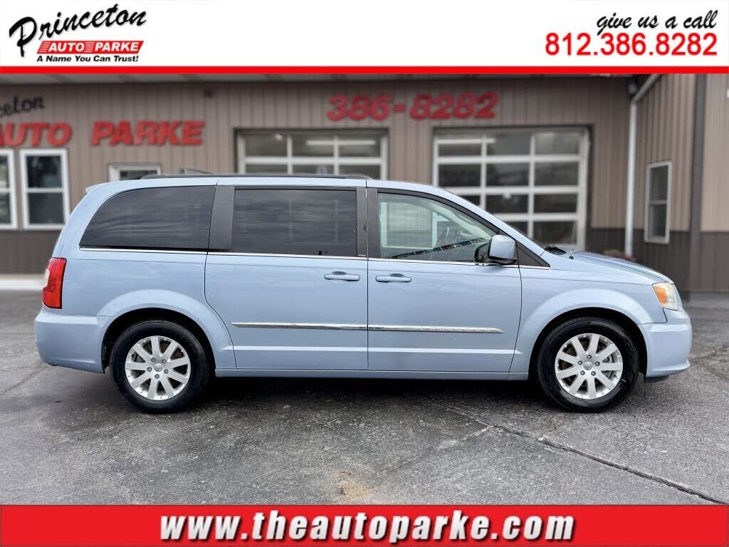 2013 CHRYSLER Town and Country