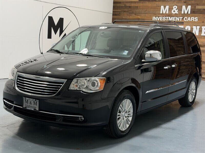 2013 CHRYSLER Town and Country