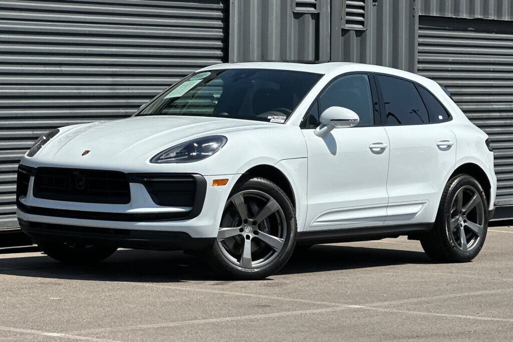 2026 PORSCHE Macan