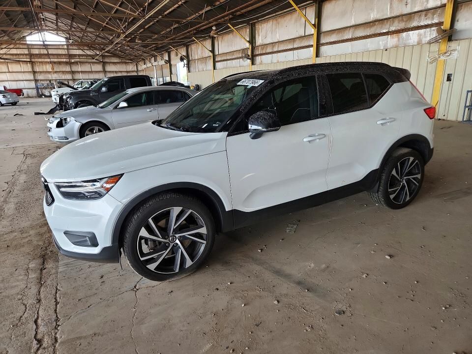 2020 VOLVO XC40
