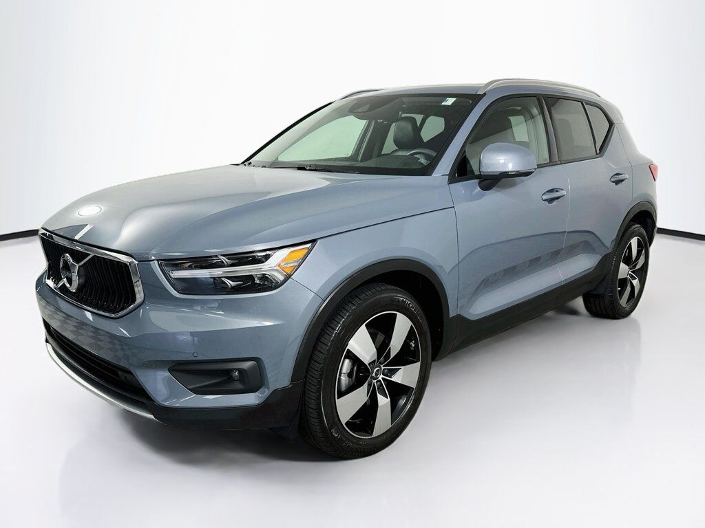 2022 VOLVO XC40