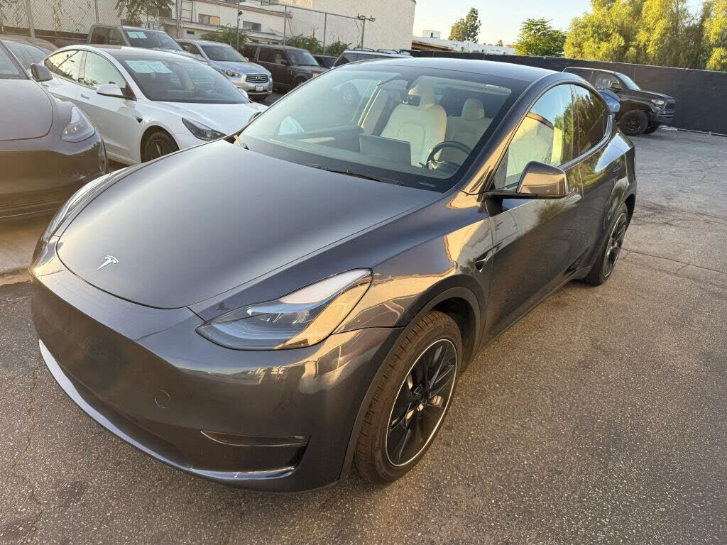 2025 TESLA Model Y
