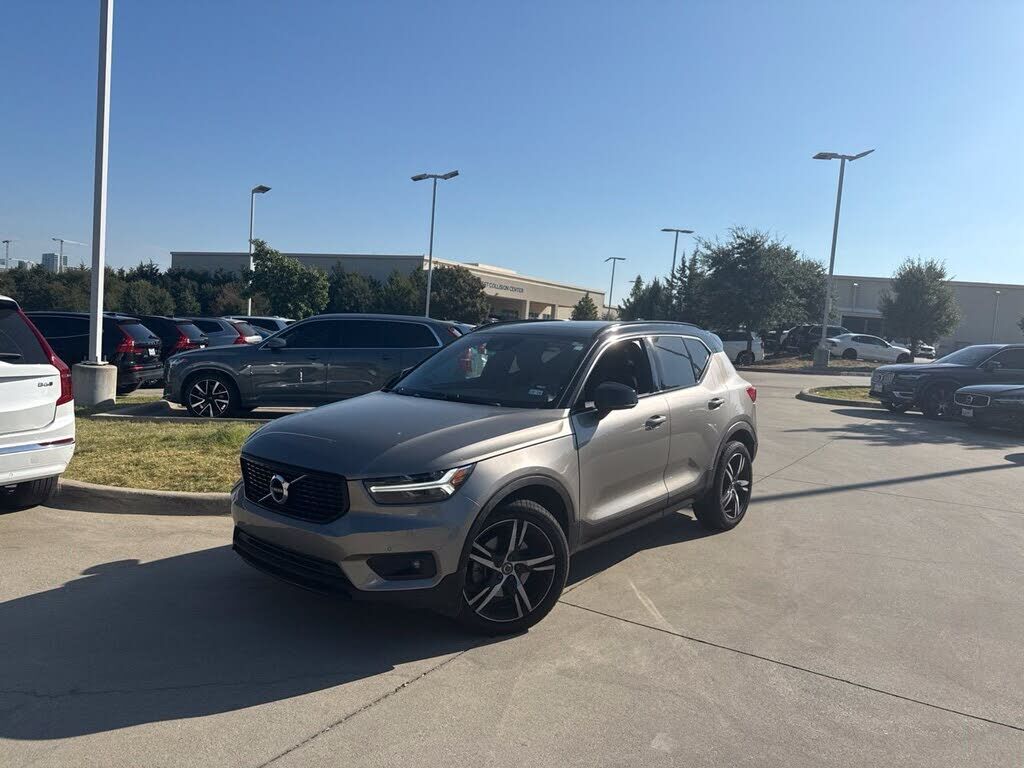 2022 VOLVO XC40