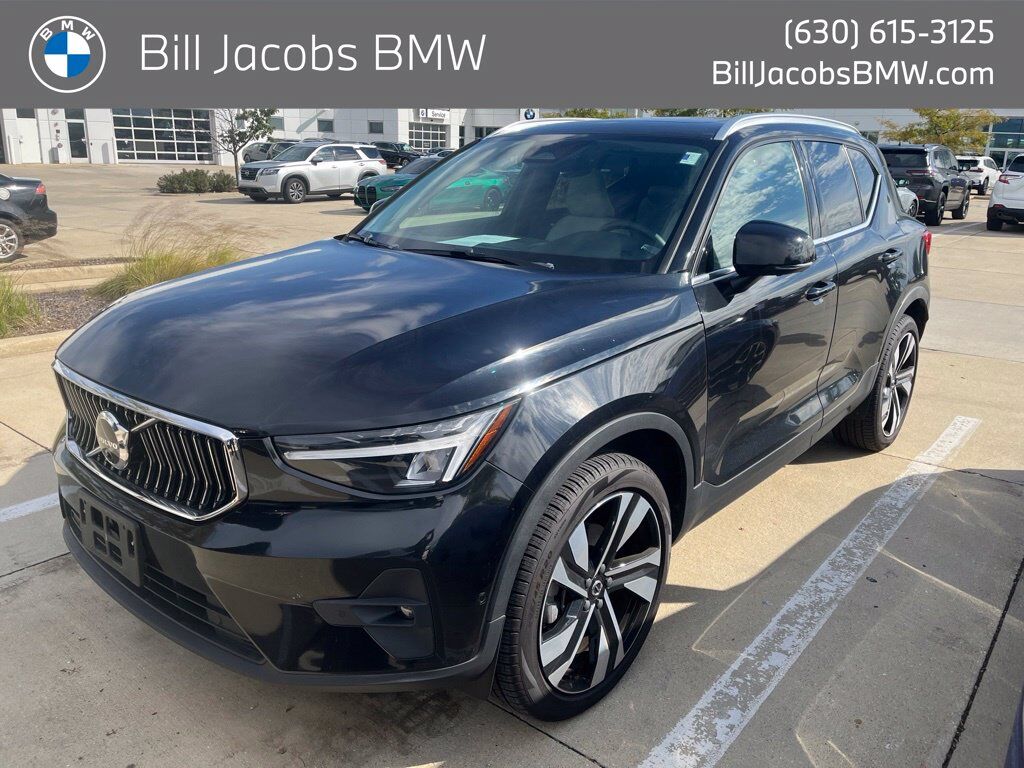 2023 VOLVO XC40