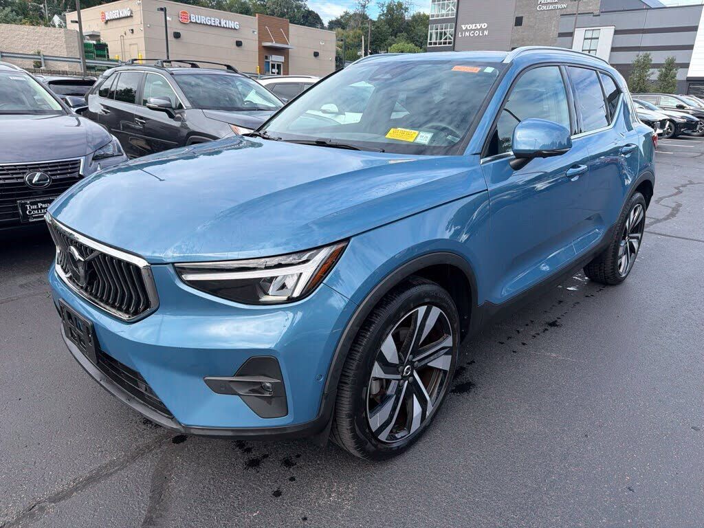 2024 VOLVO XC40
