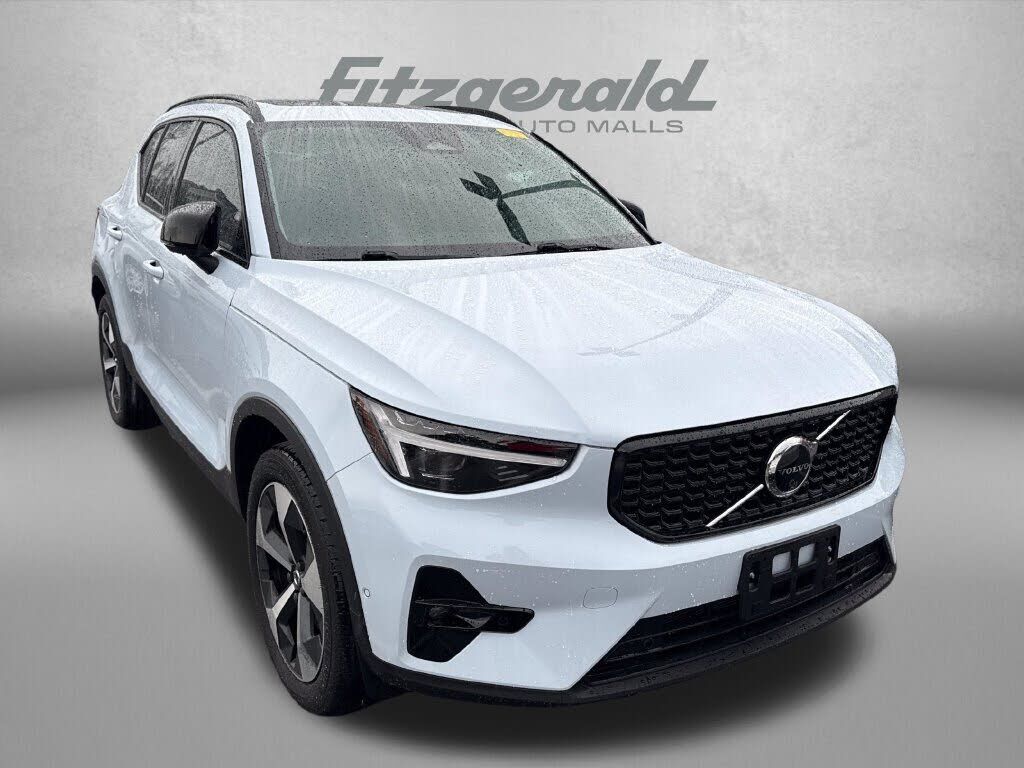 2026 VOLVO XC40