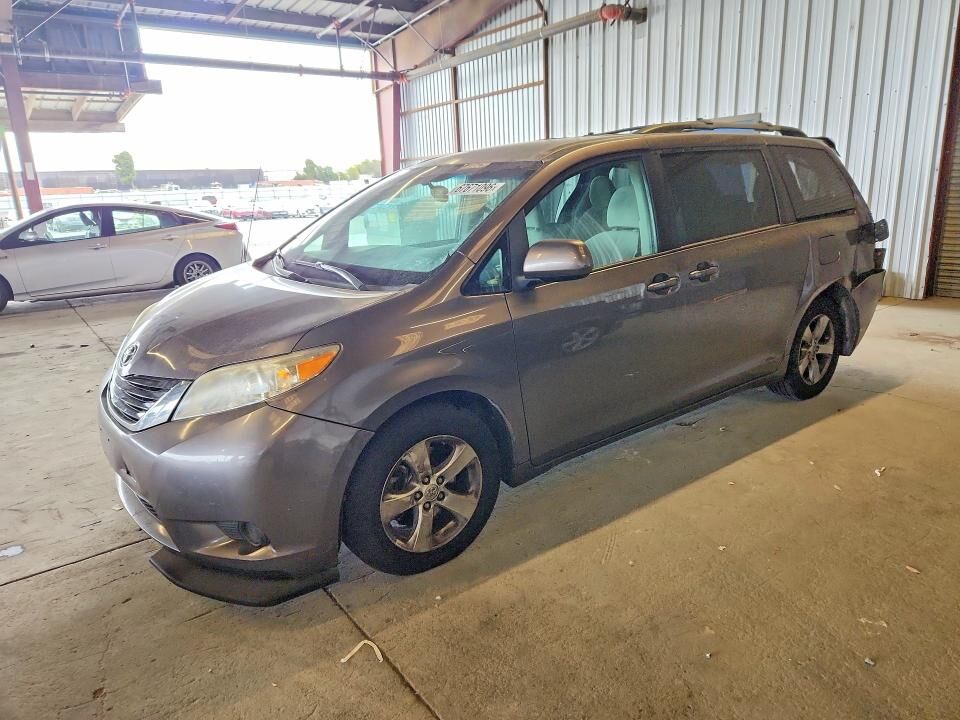 2014 TOYOTA Sienna