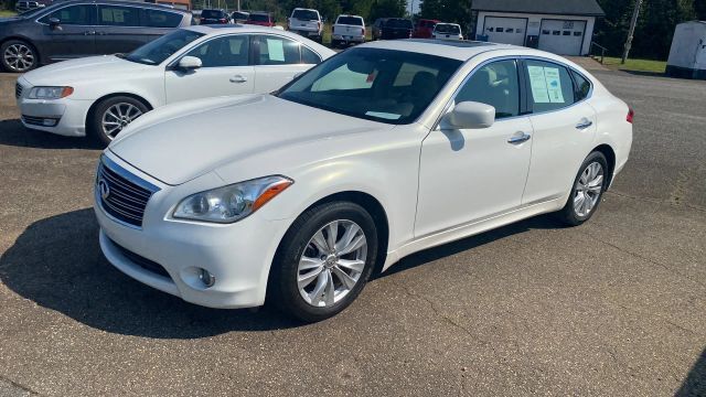 2011 INFINITI M56