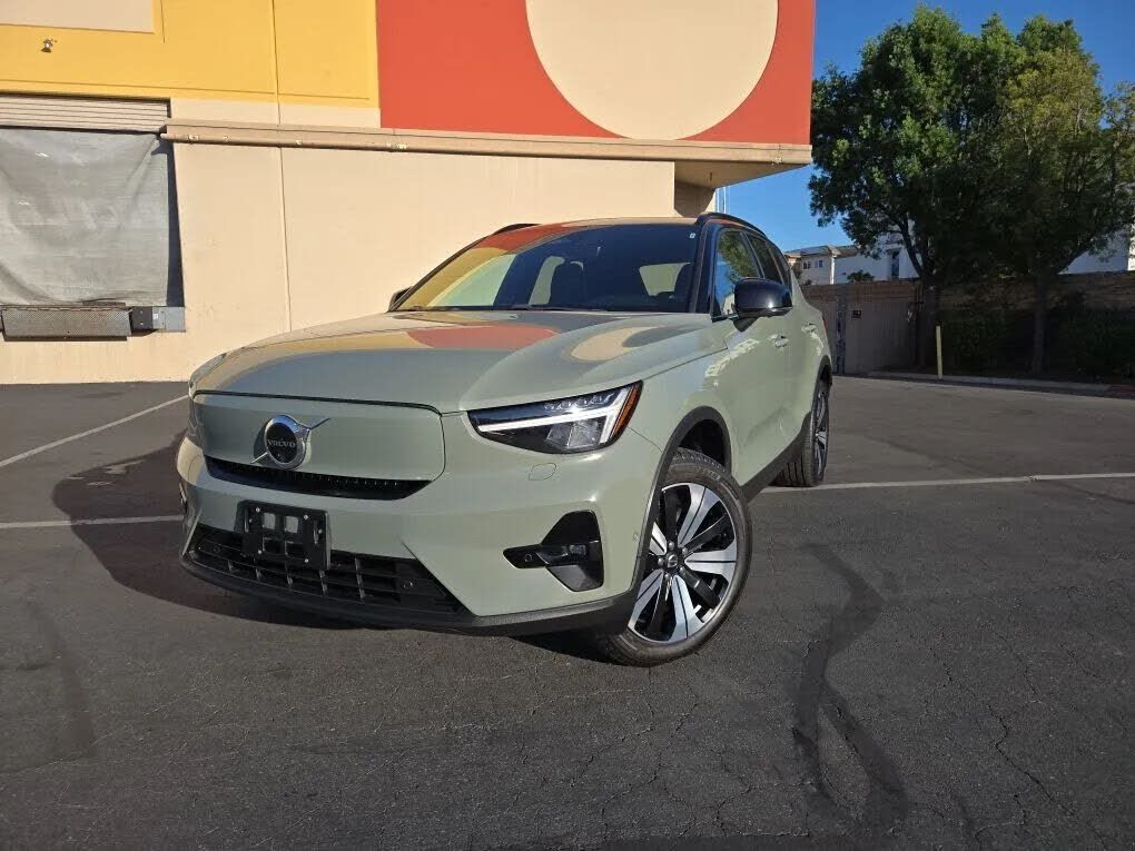 2023 VOLVO XC40