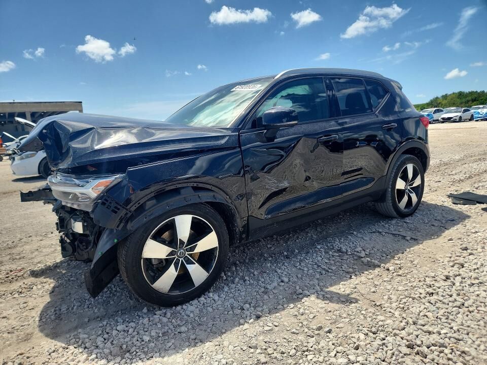 2021 VOLVO XC40