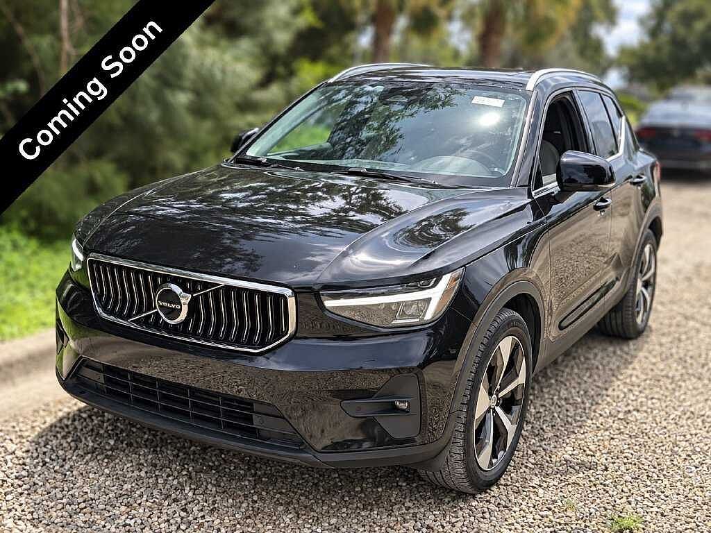 2023 VOLVO XC40