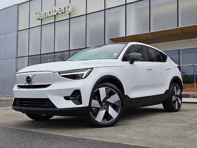 2023 VOLVO C40