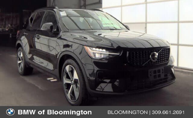 2026 VOLVO XC40