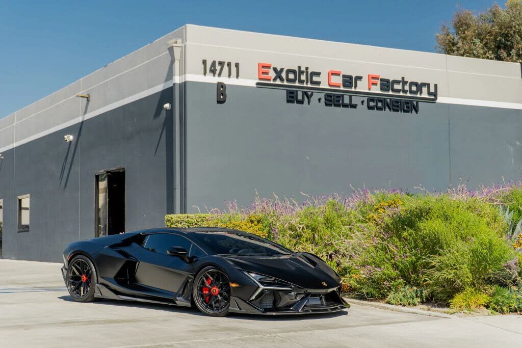 2025 LAMBORGHINI Revuelto
