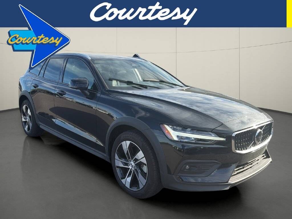 2025 VOLVO V60CC