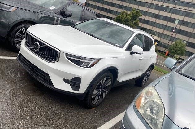 2023 VOLVO XC40