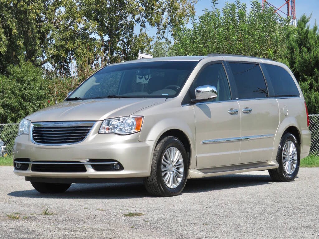2013 CHRYSLER Town and Country
