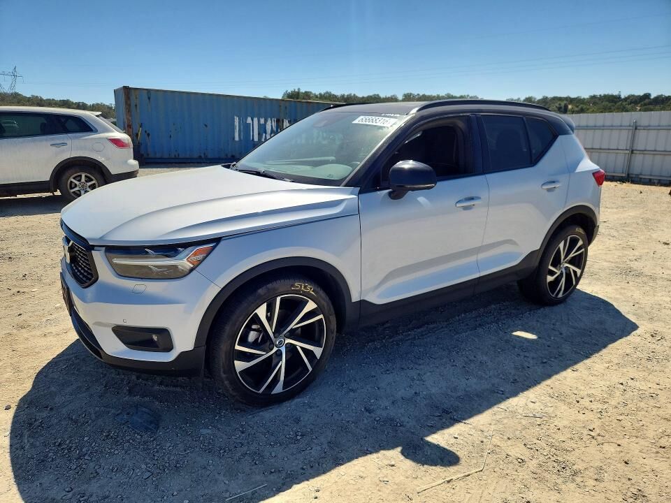 2021 VOLVO XC40