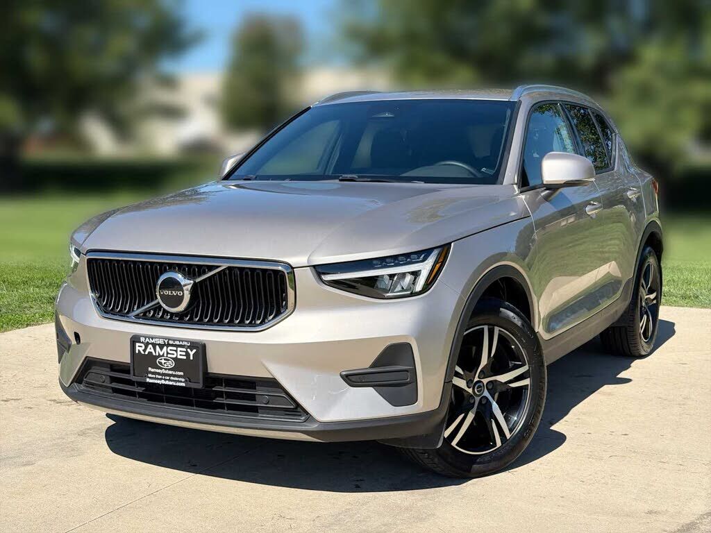 2023 VOLVO XC40
