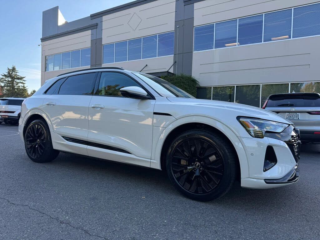 2024 AUDI Q8