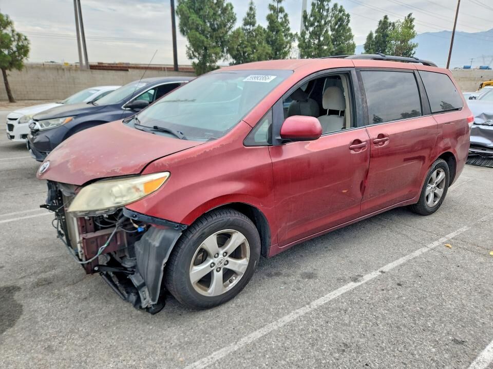 2011 TOYOTA Sienna