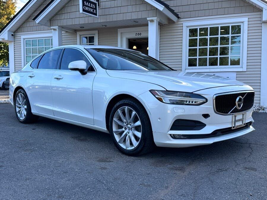2017 VOLVO S90