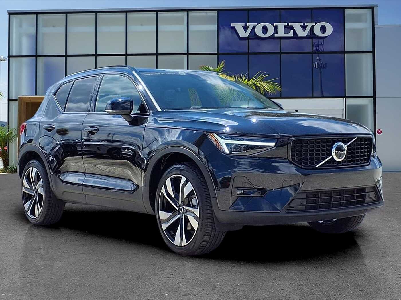 2025 VOLVO XC40