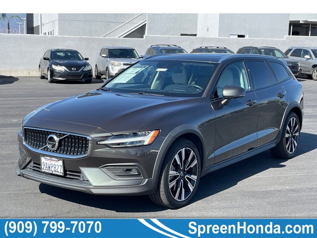 2022 VOLVO V60CC