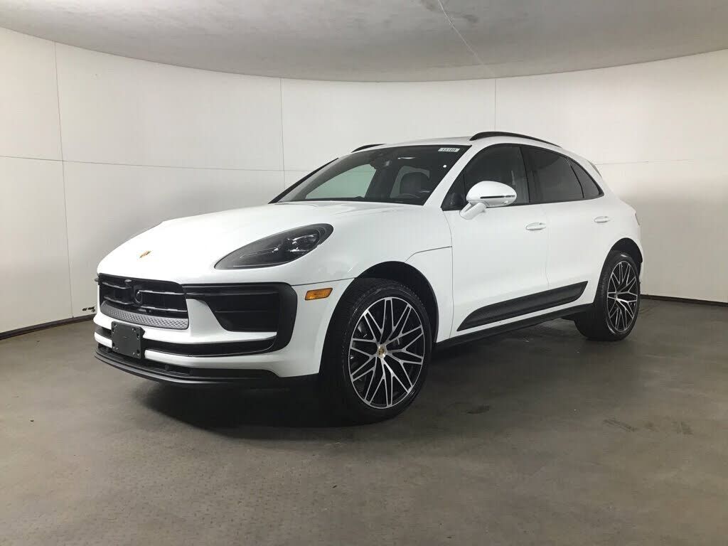 2026 PORSCHE Macan