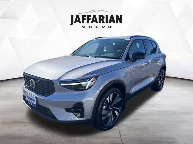 2026 VOLVO XC40