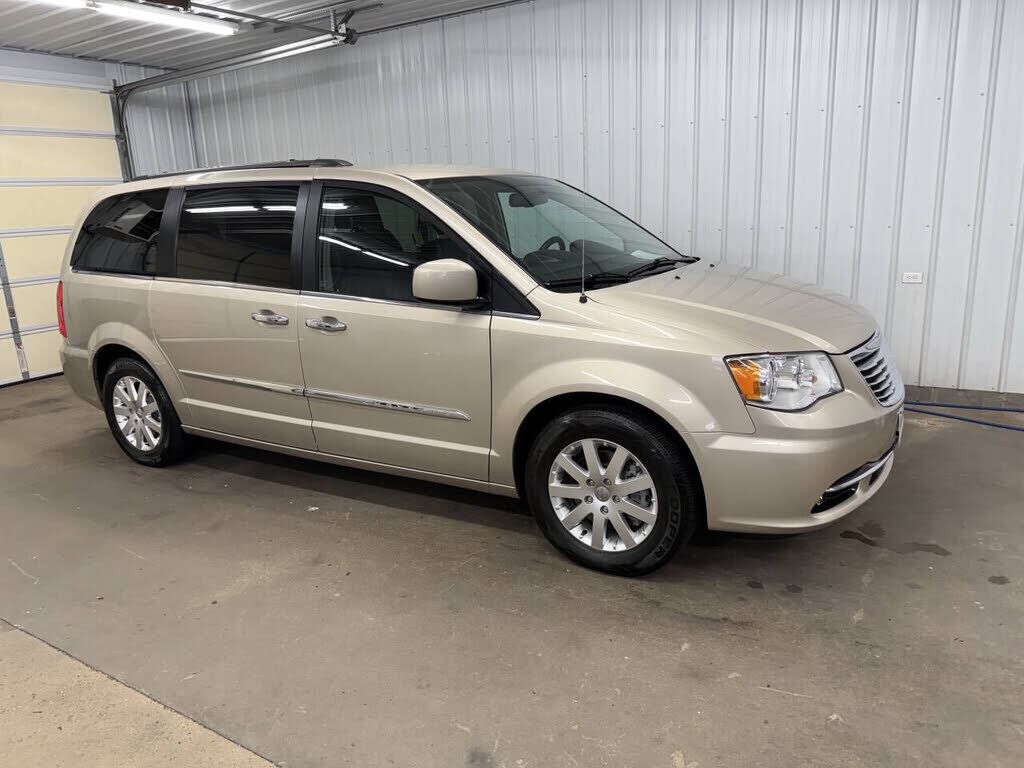 2016 CHRYSLER Town and Country